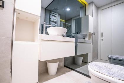Stylish 1-bdr Apt - Your Home Away From Home - image 9