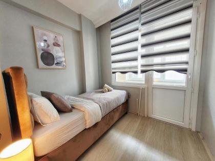 Spacious 3br Retreat Modern Comfort - image 12