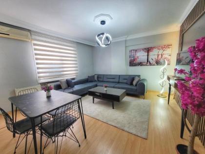 Spacious 3br Retreat Modern Comfort - image 2