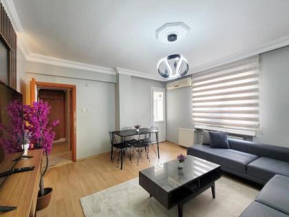 Spacious 3br Retreat Modern Comfort - image 5