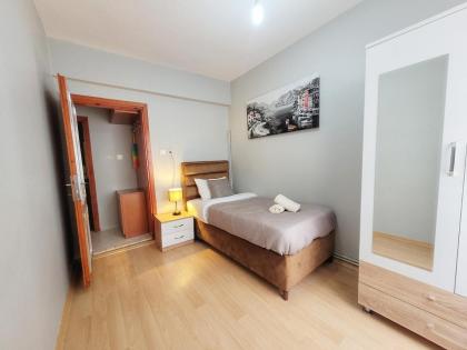 Spacious 3br Retreat Modern Comfort - image 8