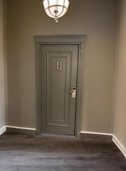 The Queen Airport Hotel - image 4