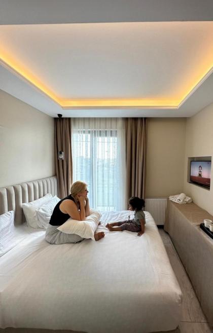 The Queen Airport Hotel - image 7