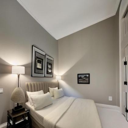 The Queen Airport Hotel - image 9