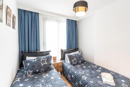 Trendy 2br Stylish Vibrant Area - image 10