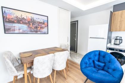 Trendy 2br Stylish Vibrant Area - image 15