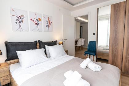Trendy 2br Stylish Vibrant Area - image 7