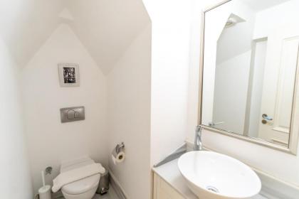 Modern City Gem With Terrace - Urban Retreat - image 28