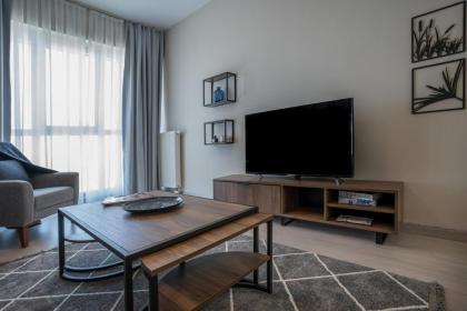 Stylish Urban Apt- Soak Up The City's Vibes - image 10
