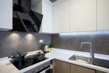 Stylish Urban Apt- Soak Up The City's Vibes - image 12