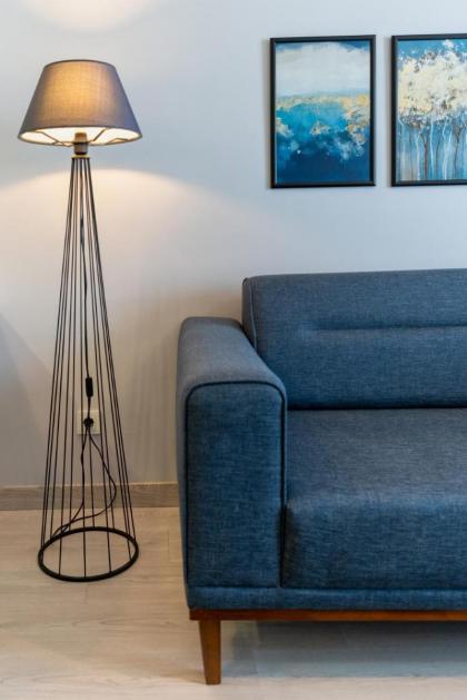 Stylish Urban Apt- Soak Up The City's Vibes - image 14