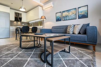 Stylish Urban Apt- Soak Up The City's Vibes - image 2