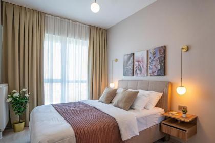 Stylish Urban Apt- Soak Up The City's Vibes - image 3