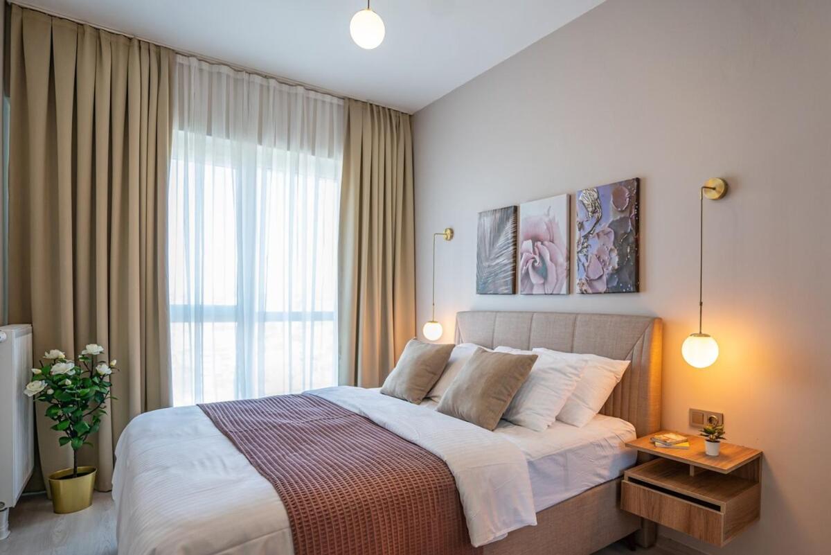 Stylish Urban Apt- Soak Up The City's Vibes - image 3