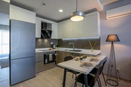 Stylish Urban Apt- Soak Up The City's Vibes - image 4