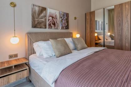 Stylish Urban Apt- Soak Up The City's Vibes - image 6