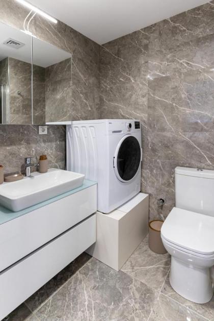 Stylish Urban Apt- Soak Up The City's Vibes - image 9