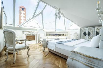 Mansion w Bosphorus View with Balcony and Garden Istanbul 