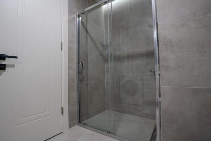 Prime Getaway Luxurious 2br Apt Perfect Stay - image 14