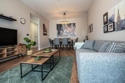 Prime Getaway Luxurious 2br Apt Perfect Stay - image 2