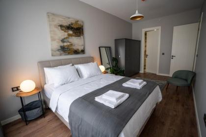 Prime Getaway Luxurious 2br Apt Perfect Stay - image 9