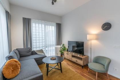 1-bdr Apt With View Poolgym Near Airport Metro