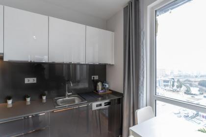 1-bdr Apt With View Poolgym Near Airport Metro - image 10