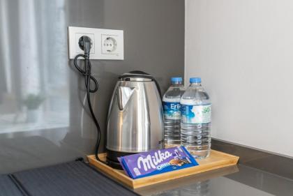 1-bdr Apt With View Poolgym Near Airport Metro - image 12