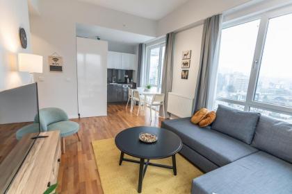 1-bdr Apt With View Poolgym Near Airport Metro - image 3