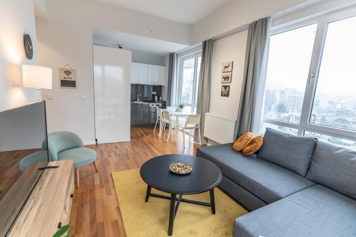 1-bdr Apt With View Poolgym Near Airport Metro - image 3