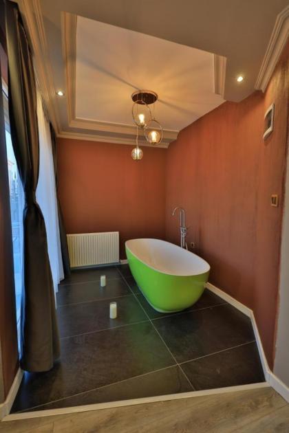 WHITE MANSION - image 22
