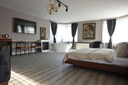 WHITE MANSION - image 25