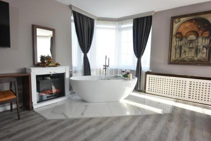 WHITE MANSION - image 27