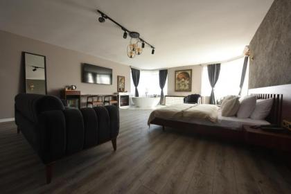 WHITE MANSION - image 28