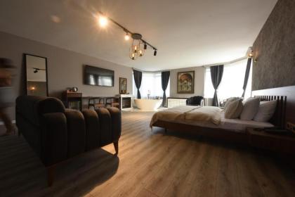 WHITE MANSION - image 29