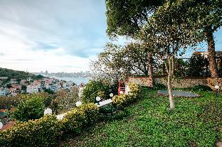 House with Garden and Bosphorus View in Kuzguncuk - image 3
